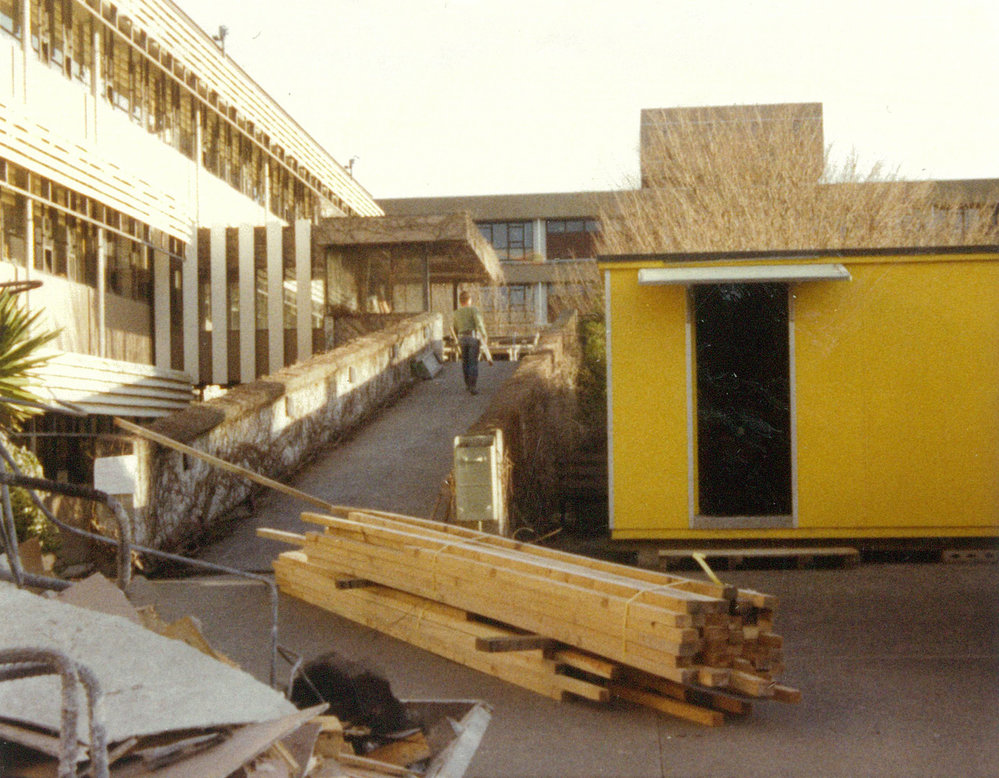 Library, Manawatū campus. Extension, construction work, working on the front entrance, August 1984