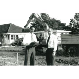 Te Pūtahi-ā-Toi. Perry Royal and Barry Allport on building site, 1996