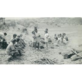 Student picnic at Himatangi beach, 1948